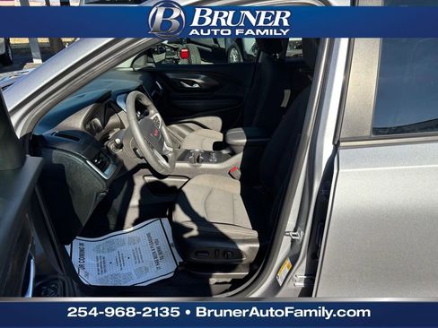 Used 2024 GMC Terrain SLE w/ Driver Convenience Package image 11