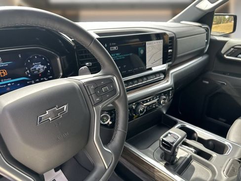 Used 2026 Chevrolet Silverado 1500 LT Trail Boss w/ LT Trail Boss Premium Package AWD/4WD image 12