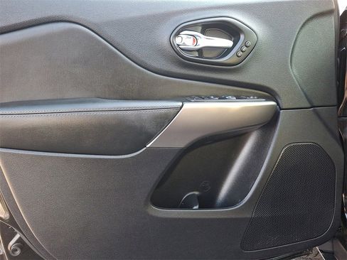 Used 2021 Jeep Cherokee Limited image 12