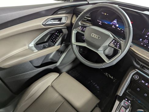 Certified 2025 Audi Q5 Prestige image 9