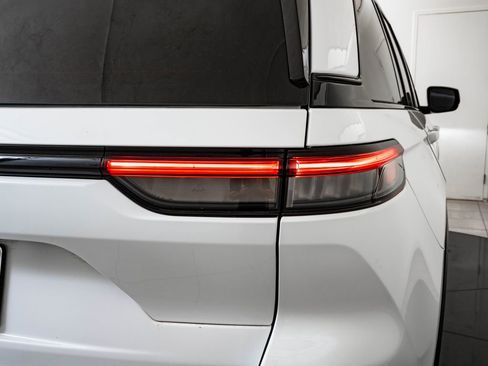 Used 2024 Jeep Grand Cherokee Altitude image 9