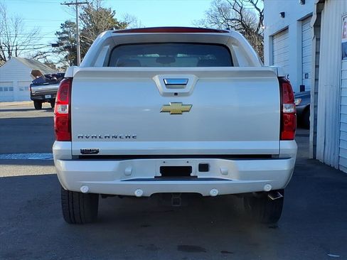 Used 2013 Chevrolet Avalanche LTZ image 4
