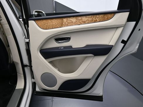 Certified 2024 Bentley Bentayga Plug-In Hybrid image 28