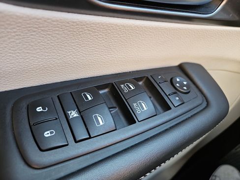 Used 2024 Chrysler Pacifica Limited FWD image 22
