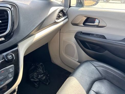 Used 2020 Chrysler Pacifica Touring-L FWD image 32