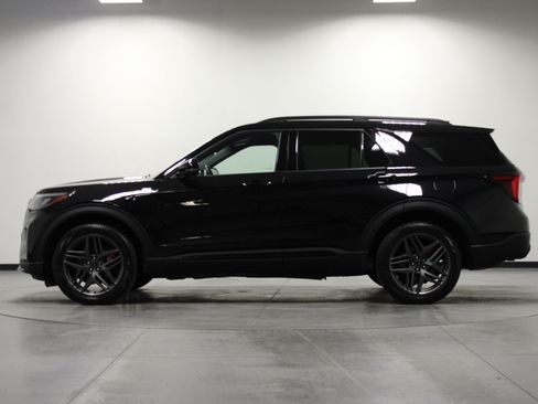 Used 2025 Ford Explorer ST-Line w/ ST-Line Street Pack AWD/4WD image 7