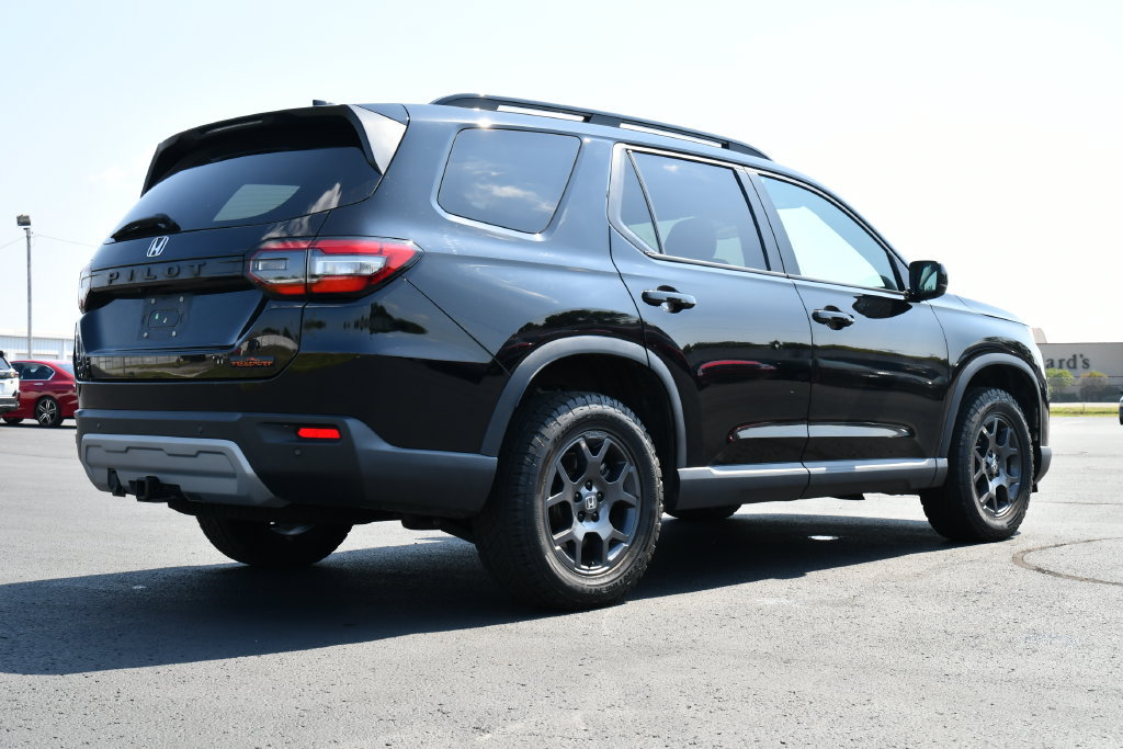 Used 2025 Honda Pilot TrailSport image 7