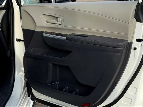 Used 2022 Toyota Sienna LE image 21