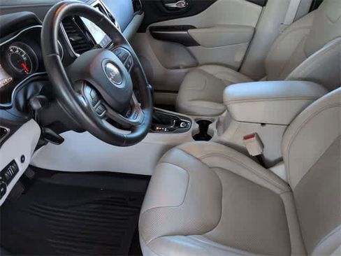 Used 2019 Jeep Cherokee Limited w/ Luxury Group image 17