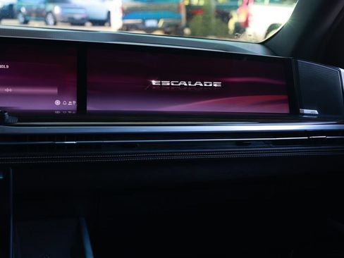 Used 2025 Cadillac Escalade ESV Premium Luxury AWD/4WD image 32