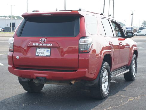 Used 2020 Toyota 4Runner SR5 AWD/4WD image 18