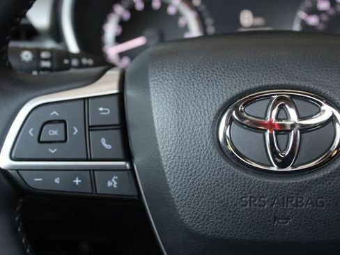 Used 2025 Toyota Highlander XLE AWD/4WD image 34