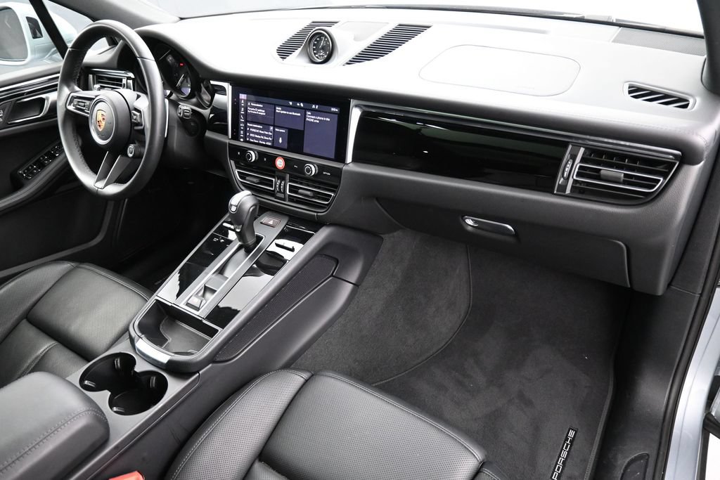 Certified 2026 Porsche Macan AWD/4WD image 30