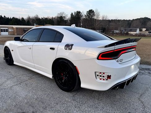 Used 2016 Dodge Charger SRT image 11