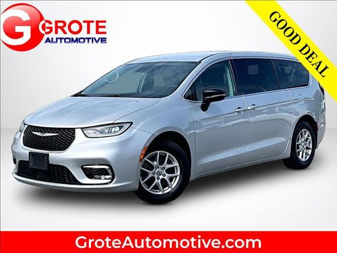 Used 2024 Chrysler Pacifica Touring-L FWD image 1