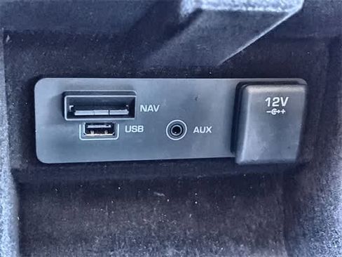 Used 2017 Land Rover Discovery Sport SE image 32