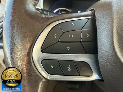 Used 2021 Chrysler Pacifica Touring-L image 10