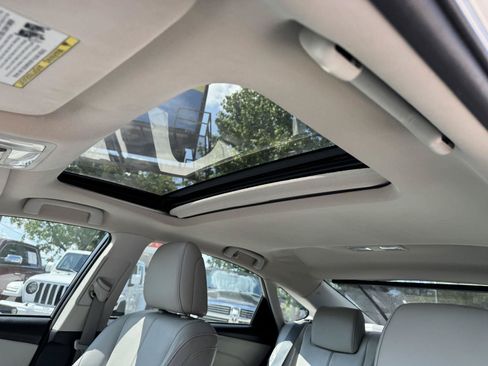 Used 2014 Toyota Avalon Limited w/ Technology Package FWD image 5