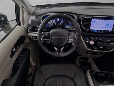 Used 2024 Chrysler Pacifica Touring-L image 2