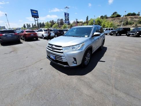 Used 2019 Toyota Highlander XLE FWD image 4