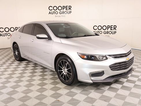 Used 2017 Chevrolet Malibu LT FWD image 1