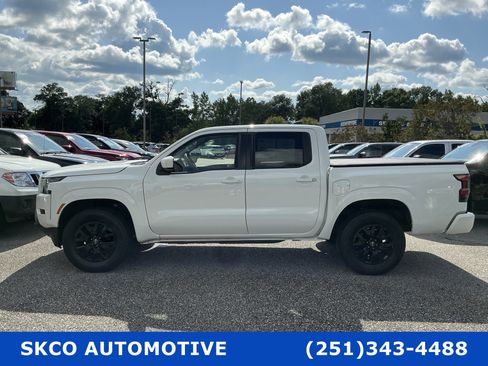 Used 2022 Nissan Frontier SV AWD/4WD image 2