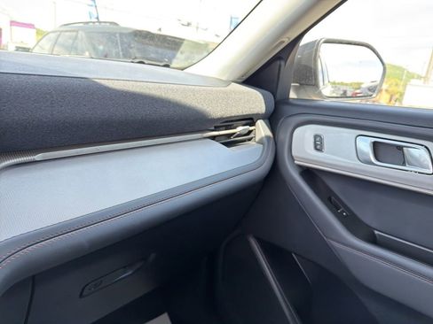 Used 2025 Ford Explorer Active AWD/4WD image 24