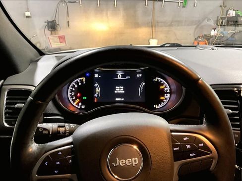 Used 2020 Jeep Grand Cherokee Limited w/ Luxury Group II image 18