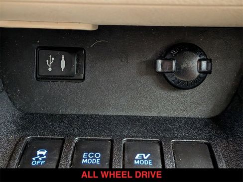 Used 2014 Toyota Highlander Limited image 26