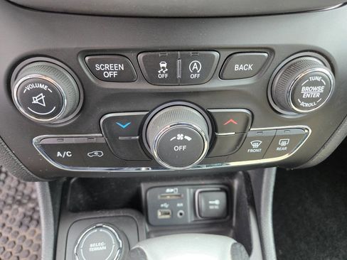 Used 2015 Jeep Cherokee Latitude w/ Cold Weather Group AWD/4WD image 21