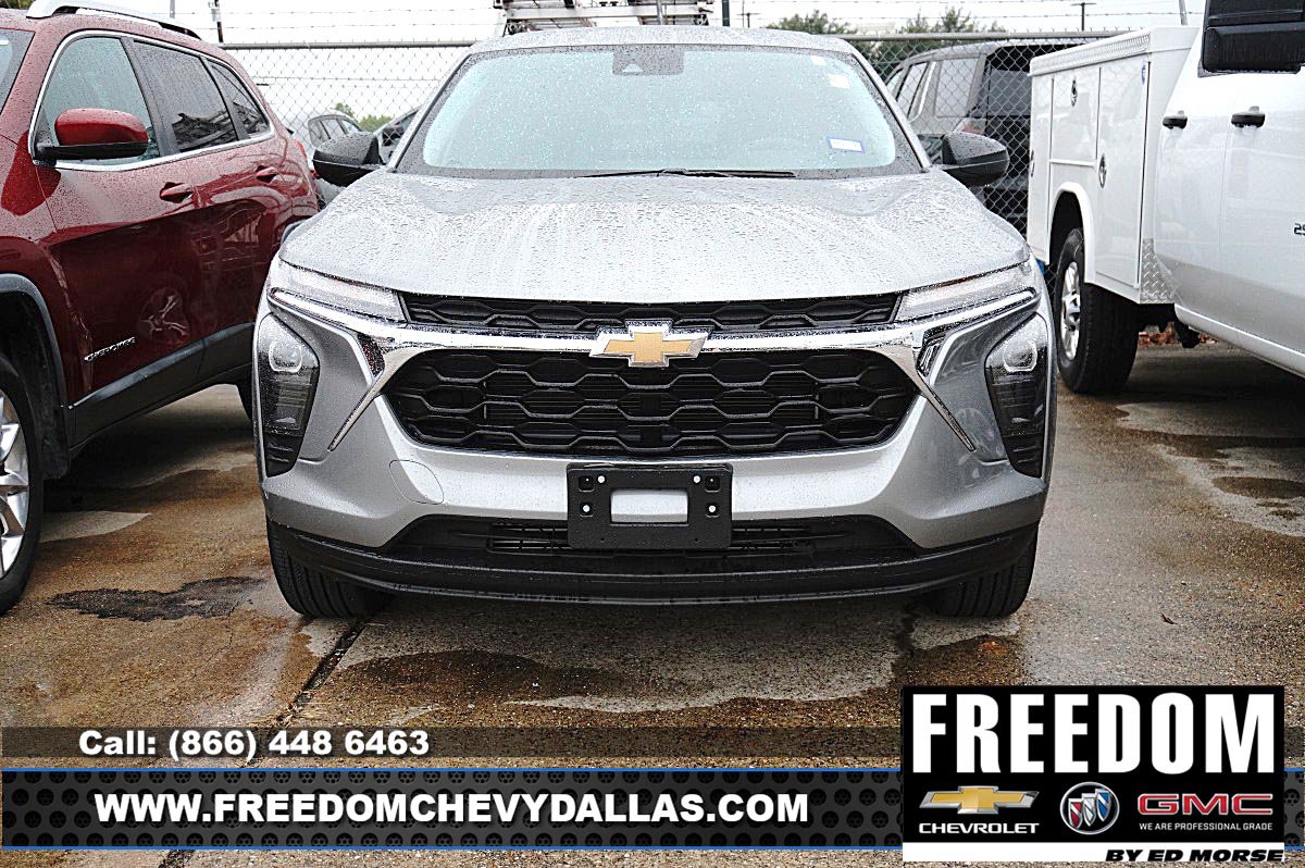 Used 2026 Chevrolet Trax LS FWD image 2