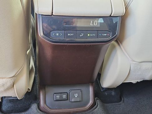 Used 2020 Toyota Highlander Limited FWD image 21