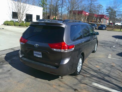 Used 2014 Toyota Sienna XLE image 12