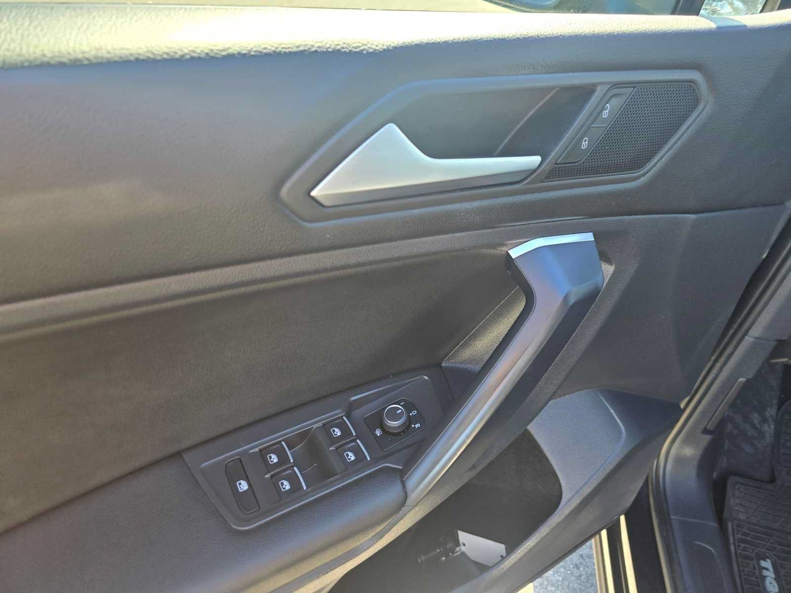 Used 2021 Volkswagen Tiguan SE w/ Panoramic Sunroof Package FWD image 21