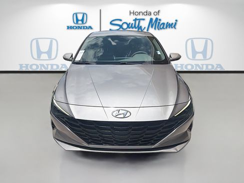 Used 2021 Hyundai Elantra SE FWD image 2