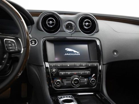 Used 2016 Jaguar XJ R-Sport image 16