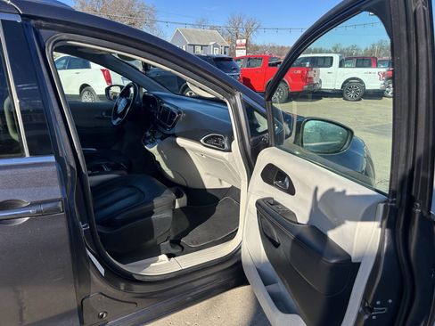 Used 2020 Chrysler Pacifica Touring-L image 30