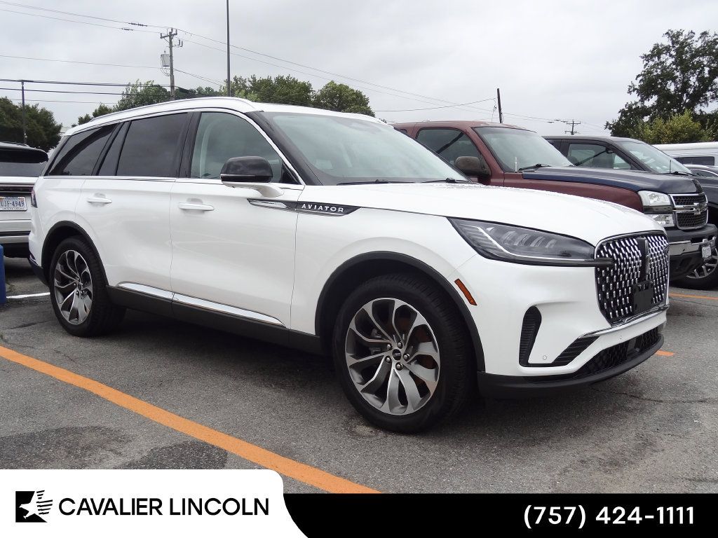 Used 2026 Lincoln Aviator AWD image 2