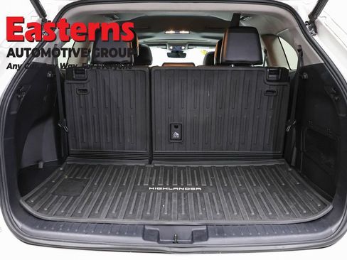 Used 2021 Toyota Highlander XLE AWD/4WD image 9