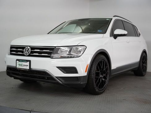 Used 2021 Volkswagen Tiguan SE w/ Panoramic Sunroof Package FWD image 3