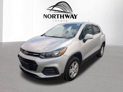 Used 2022 Chevrolet Trax LS w/ Tint and Cruise Package AWD/4WD image 7