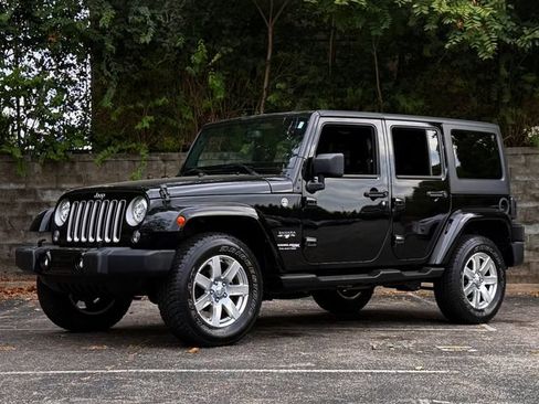 Used 2018 Jeep Wrangler Unlimited Sahara w/ Connectivity Group AWD/4WD image 11