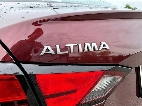 Used 2025 Nissan Altima 2.5 SV FWD image 10