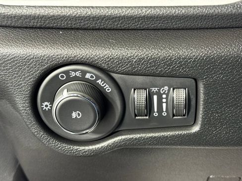 Certified 2024 Chrysler Pacifica Limited FWD image 15