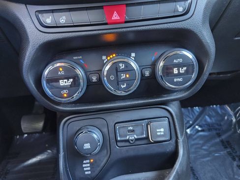 Used 2015 Jeep Renegade Limited AWD/4WD image 14
