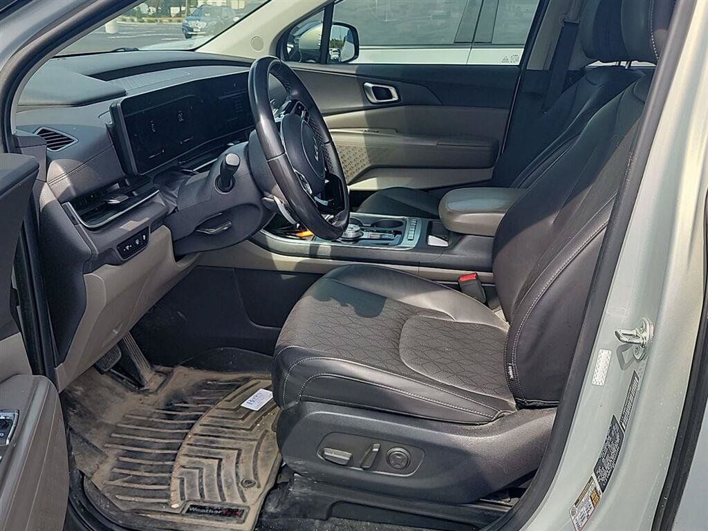 Used 2025 Kia Carnival EX FWD image 7