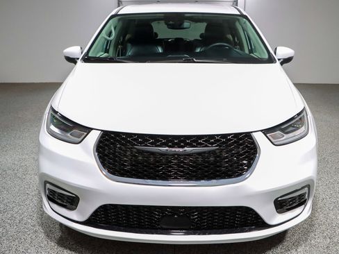 Used 2023 Chrysler Pacifica Touring-L FWD image 4
