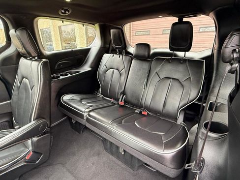 Used 2025 Chrysler Pacifica Limited image 22