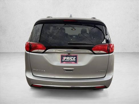 Used 2018 Chrysler Pacifica Limited FWD image 3