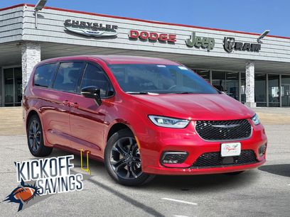 New 2026 Chrysler Pacifica Select